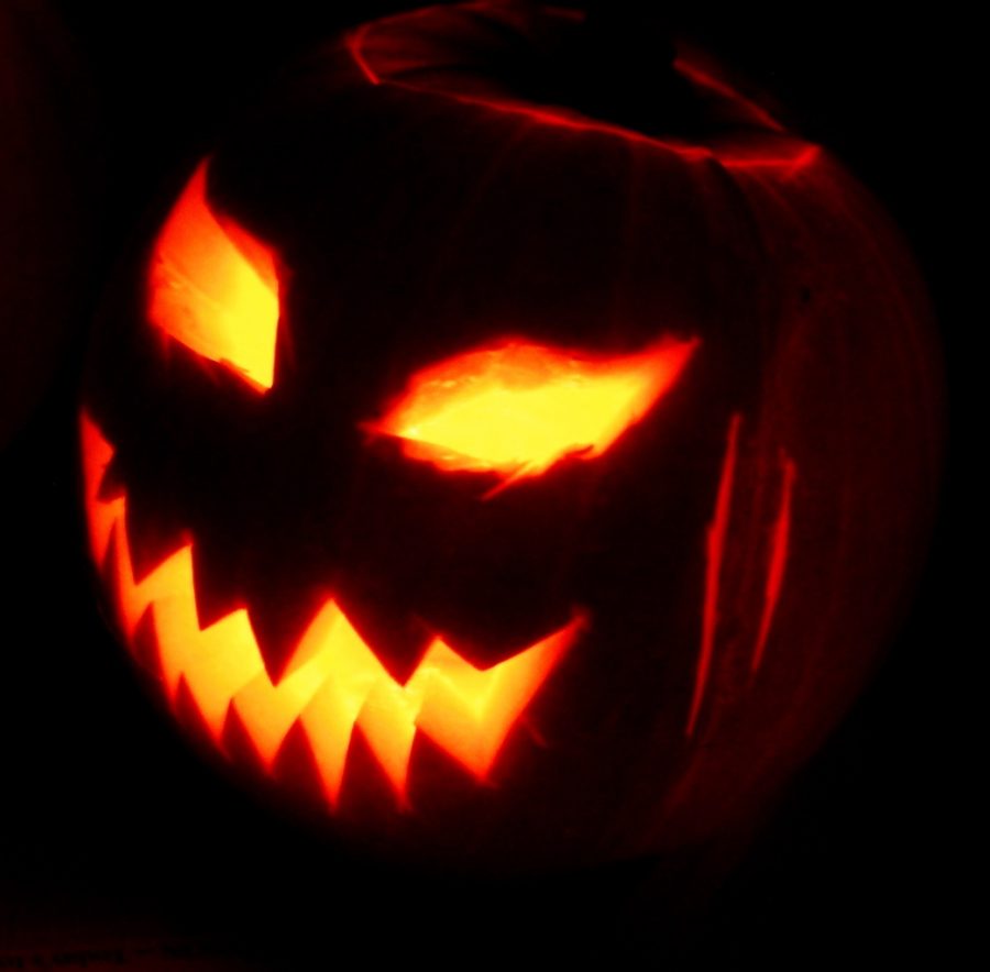A Jack o Lantern made for the Holywell Manor Halloween celebrations in 2003. 31 October 2003. Author, Toby Ord https://commons.wikimedia.org/wiki/File:Jack-o%27-Lantern_2003-10-31.jpg