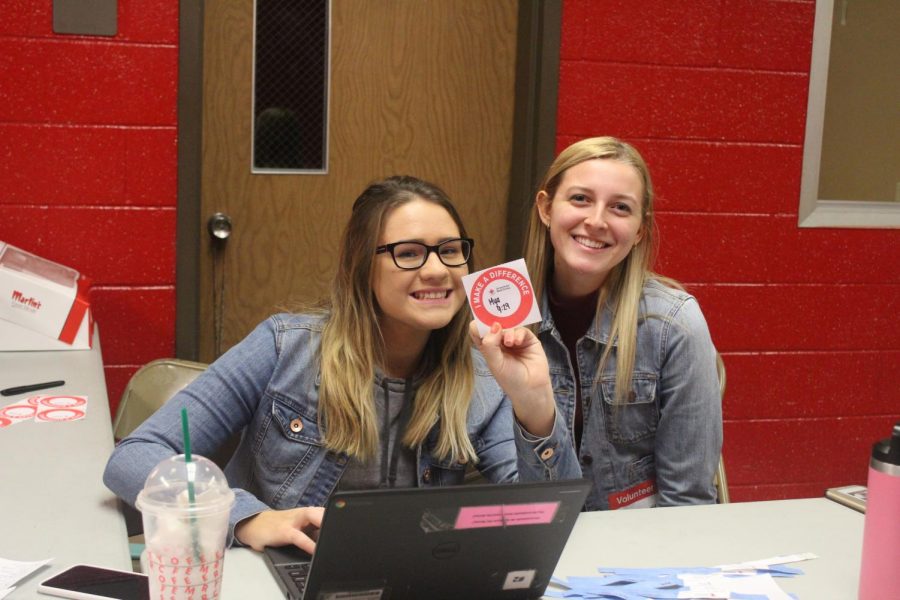 Seniors+Kailey+Blazier+and+Elizabeth+Weimer+check+in+students+and+staff+during+the+annual+fall+blood+drive+on+Tuesday%2C+Nov.+26.+